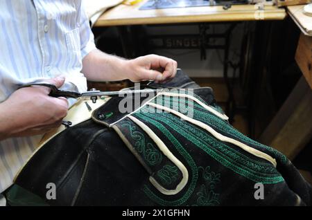 Bad Aussee, Austria - caratteristica: Il costume da uomo della tradizione di Ausseerland, il Lederhosen, realizzato a mano da uno dei pochi lederhosen del Salzkammergut stiriano Christian Raich. FOTO: Christian Raich nel suo atelier il 9 maggio 2012. - 20120504 PD7596 - Rechteinfo: Diritti gestiti (RM) Foto Stock