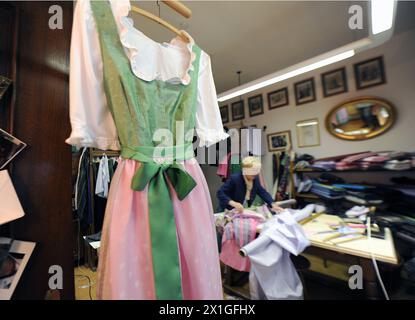 Bad Aussee, Austria - caratteristica: Il costume da uomo della tradizione di Ausseerland, il Lederhosen, realizzato a mano da uno dei pochi lederhosen del Salzkammergut stiriano Christian Raich. FOTO: Christian Raich nel suo atelier il 9 maggio 2012. - 20120504 PD7598 - Rechteinfo: Diritti gestiti (RM) Foto Stock