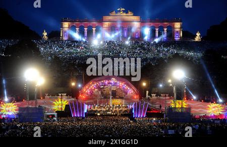 Vienna - la Filarmonica di Vienna esegue il suo annuale concerto notturno d'estate Schönbrunn, un evento all'aperto con ingresso gratuito, presso i giardini del Palazzo Schönbrunn il 7 giugno 2012. Il concerto di quest'anno sarà diretto dal direttore venezuelano Gustavo Dudamel. - 20120607 PD4470 - Rechteinfo: Diritti gestiti (RM) Foto Stock