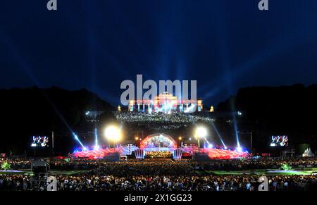 Vienna - la Filarmonica di Vienna esegue il suo annuale concerto notturno d'estate Schönbrunn, un evento all'aperto con ingresso gratuito, presso i giardini del Palazzo Schönbrunn il 7 giugno 2012. Il concerto di quest'anno sarà diretto dal direttore venezuelano Gustavo Dudamel. - 20120607 PD4426 - Rechteinfo: Diritti gestiti (RM) Foto Stock