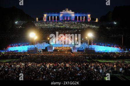 Vienna - la Filarmonica di Vienna esegue il suo annuale concerto notturno d'estate Schönbrunn, un evento all'aperto con ingresso gratuito, presso i giardini del Palazzo Schönbrunn il 7 giugno 2012. Il concerto di quest'anno sarà diretto dal direttore venezuelano Gustavo Dudamel. - 20120607 PD4314 - Rechteinfo: Diritti gestiti (RM) Foto Stock