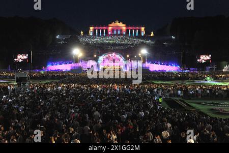 Vienna - la Filarmonica di Vienna esegue il suo annuale concerto notturno d'estate Schönbrunn, un evento all'aperto con ingresso gratuito, presso i giardini del Palazzo Schönbrunn il 7 giugno 2012. Il concerto di quest'anno sarà diretto dal direttore venezuelano Gustavo Dudamel. - 20120607 PD4614 - Rechteinfo: Diritti gestiti (RM) Foto Stock