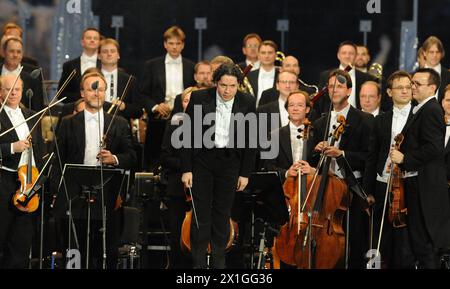 Vienna - la Filarmonica di Vienna esegue il suo annuale concerto notturno d'estate Schönbrunn, un evento all'aperto con ingresso gratuito, presso i giardini del Palazzo Schönbrunn il 7 giugno 2012. Il concerto di quest'anno sarà diretto dal direttore venezuelano Gustavo Dudamel. - 20120607 PD4474 - Rechteinfo: Rights Managed (RM) Foto Stock