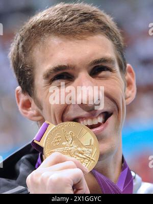 Londra - Michael Phelps degli Stati Uniti d'America posa con la sua medaglia d'oro dopo aver vinto nella finale individuale di Medley (IM) maschile 200m durante la competizione di nuoto tenutasi presso l'Aquatics Center durante la competizione di nuoto tenutasi presso l'Aquatics Center durante i Giochi Olimpici di Londra 2012 in Londra, Gran Bretagna, 2 agosto 2012. - 20120802 PD6289 - Rechteinfo: Rights Managed (RM) Foto Stock