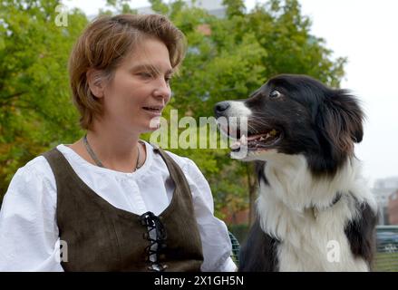 Vienna - il laboratorio Clever Dog è una società scientifica collegata all'unità di cognizione comparata presso l'Istituto di ricerca Messerli (Università di Medicina veterinaria, Università medica di Vienna, Università di Vienna). Attraverso i suoi studi cercano di scoprire di più sulle capacità di risoluzione dei problemi e apprendimento dei cani, e sulla loro percezione dell'ambiente e sulle loro relazioni con noi umani. IMMAGINE: Friederike Rangewith her she-dog "Guinness" - 20120903 PD0892 - Rechteinfo: Rights Managed (RM) Foto Stock