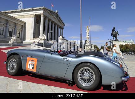 Vienna - l'evento oldtimer Vienna Classic Days si è svolto dal 8-9 settembre 2012. FOTO: Un membro con il suo parcheggio vicino al Parlamento austriaco l'8 settembre 2012. - 20120908 PD1359 - Rechteinfo: Rights Managed (RM) Foto Stock