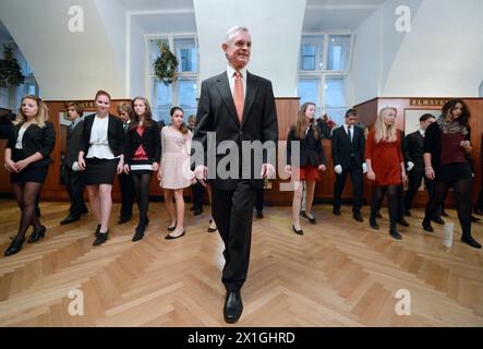 L'istruttore di danza Thomas Schäfer-Elmayer tiene una lezione nella sua scuola di danza a Vienna il 10 ottobre 2012. Thomas Schäfer-Elmayer celebra il suo 25 anniversario come proprietario della scuola di danza Elmayer. - 20121010 PD7032 - Rechteinfo: Diritti gestiti (RM) Foto Stock