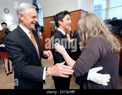 L'istruttore di danza Thomas Schäfer-Elmayer tiene una lezione nella sua scuola di danza a Vienna il 10 ottobre 2012. Thomas Schäfer-Elmayer celebra il suo 25 anniversario come proprietario della scuola di danza Elmayer. - 20121010 PD7038 - Rechteinfo: Rights Managed (RM) Foto Stock