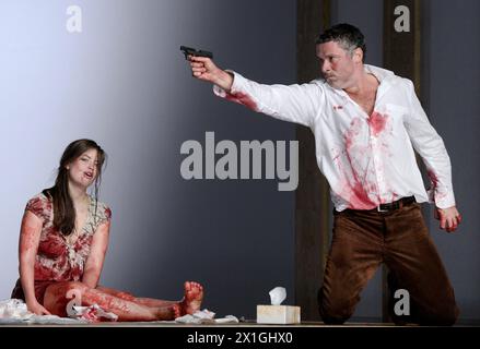 Vienna - prove 'Urfaust' al Volkstheater il 17 ottobre 2012. IMMAGINE: Denis Petkovic nel ruolo di "Faust" e Nanette Waidmann nel ruolo di "Margarete" - 20121017 PD1414 - Rechteinfo: Rights Managed (RM) Foto Stock