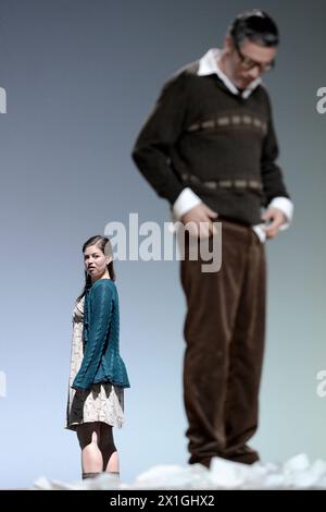 Vienna - prove 'Urfaust' al Volkstheater il 17 ottobre 2012. IMMAGINE: Denis Petkovic nel ruolo di "Faust" e Nanette Waidmann nel ruolo di "Margarete" - 20121017 PD1380 - Rechteinfo: Rights Managed (RM) Foto Stock