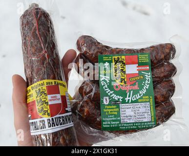 Vienna - Un pacchetto di 'Lavantaler Bauernwurst' e 'Kaerntner Hauswuerstl' il 21 febbraio 2013. Secondo le relazioni, i test hanno dimostrato che questi prodotti dell'azienda austriaca "Josef Freitag" contenevano carne di cavallo dopo che era stata ricevuta una mancia anonima su due prodotti prodotti dell'azienda. - 20130221 PD1163 - Rechteinfo: Diritti gestiti (RM) Foto Stock