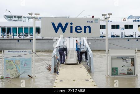 I passeggeri britannici vengono evacuati dalla nave da crociera "Filia Rheni" dei Paesi Bassi, dopo essere rimasti bloccati a causa di inondazioni, a Vienna, Austria, il 6 giugno 2013. La nave da crociera è rimasta bloccata dal 1° giugno a causa delle piogge torrenziali che ostacolavano i tentativi di attraccare a Vienna sul Danubio. - 20130607 PD0009 - Rechteinfo: Diritti gestiti (RM) Foto Stock