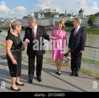 Il presidente austriaco Heinz Fischer (estrema destra) e sua moglie Margit Fischer (estrema sinistra) danno il benvenuto al presidente tedesco Joachim Gauck (seconda sinistra) e al suo partner Daniele Schadt al loro arrivo a Salisburgo per una visita il 19 luglio 2013. - 20130719 PD2568 - Rechteinfo: Diritti gestiti (RM) Foto Stock