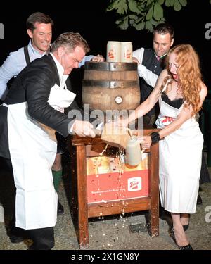 L'attore austriaco Cornelius Obonya e l'attrice tedesca Brigitte Hobmeier durante la prima festa della commedia 'Jedermann' (Everyman) di Hugo von Hofmannsthal durante il Festival di Salisburgo 2013 a Salisburgo, Austria, 20 luglio 2013. Il festival si svolge fino al 1° settembre 2013. APA-PHOTO: BARBARA GINDL - 20130721 PD0016 - Rechteinfo: Rights Managed (RM) Foto Stock