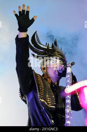 Il cantante Luke Steele della band "Empire of Sun" durante un concerto allo Space Stage al festival musicale "Frequency 2013" di St Poelten, Austria, 15 agosto 2013. Il festival si svolge dal 15 al 17 agosto 2013. - 20130815 PD2595 - Rechteinfo: Diritti gestiti (RM) Foto Stock