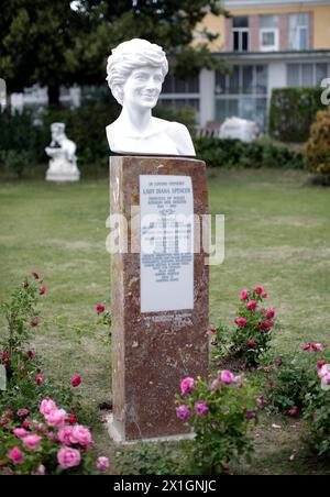 Un'immagine resa disponibile il 2 settembre 2013 mostra un busto di Lady Diana dell'artista austriaco Wolfgang Karnutsch nel giardino del castello di Cobenzl a Vienna, Austria, il 31 agosto 2013. Il memoriale, un'iniziativa privata in onore della defunta principessa britannica, è stato inaugurato il 1° settembre. - 20130831 PD7392 - Rechteinfo: Rights Managed (RM) Foto Stock