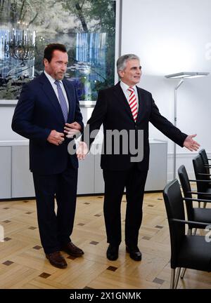 L'ex governatore della California e attore austriaco Arnold Schwarzenegger incontra il cancelliere austriaco Werner Faymann a Vienna, Austria, il 7 settembre 2013. Faymann ha ricevuto l'attore austriaco che è in tour per promuovere il suo nuovo film. - 20130907 PD2342 - Rechteinfo: Diritti gestiti (RM) Foto Stock