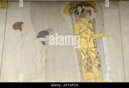 All'interno del builidng della Secessione, il "Beethovenfries", un'installazione lunga 34 metri di Gustav Klimt dedicata al compositore Ludwig van Beethoven, è esposta in una sala particolarmente allestita. Secondo i media, gli eredi della famiglia ebrea-austriaca Lederer hanno chiesto la restituzione dell'opera al Ministero della Cultura austriaco il 15 ottobre 2013. - 20131016 PD3030 - Rechteinfo: Diritti gestiti (RM) Foto Stock