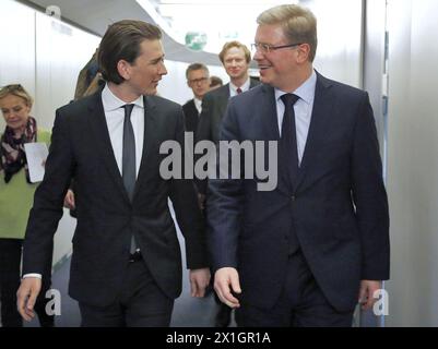 Il ministro degli Esteri austriaco Sebastian Kurz (L) incontra il Commissario europeo per l'allargamento e la politica europea di vicinato Stefan Fuele (R) durante una riunione ufficiale a Bruxelles, Belgio, il 7 gennaio 2014. APA-FOTO: DRAGAN TATIC - 20140107 PD1421 - Rechteinfo: Rights Managed (RM) Foto Stock