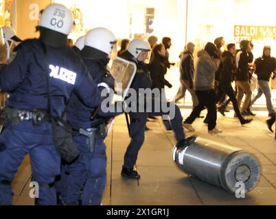 Le persone protestano contro il cosiddetto ballo accademico, organizzato dal Partito della libertà d'Austria (FPOe) di destra a Vienna, Austria, il 24 gennaio 2014. - 20140124 PD4981 - Rechteinfo: Diritti gestiti (RM) Foto Stock