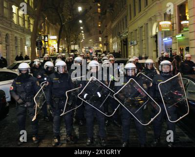 Le persone protestano contro il cosiddetto ballo accademico, organizzato dal Partito della libertà d'Austria (FPOe) di destra a Vienna, Austria, il 24 gennaio 2014. - 20140124 PD4040 - Rechteinfo: Diritti gestiti (RM) Foto Stock