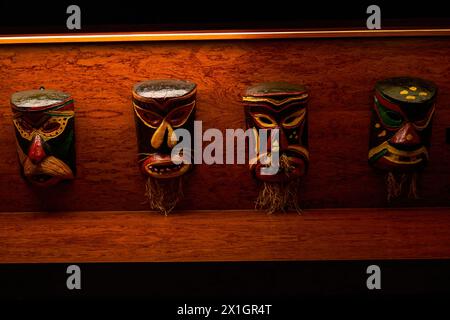 Primo piano di una maschera di legno usata per il sacrificio tribale umano Foto Stock