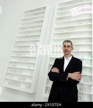 L'artista britannico Edmund de Waal posa di fronte alle sue opere alla mostra "Edmund de Waal - Lichtzwang" presso il tempio Theseus di Vienna il 29 aprile 2014. - 20140429 PD0505 - Rechteinfo: Diritti gestiti (RM) Foto Stock