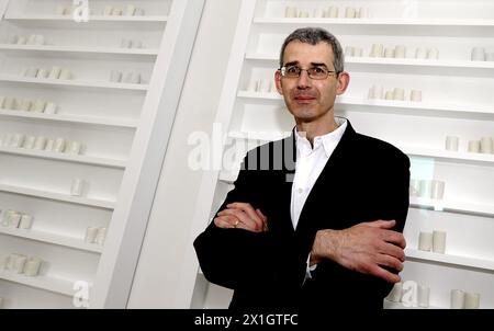 L'artista britannico Edmund de Waal posa di fronte alle sue opere alla mostra "Edmund de Waal - Lichtzwang" presso il tempio Theseus di Vienna il 29 aprile 2014. - 20140429 PD0507 - Rechteinfo: Diritti gestiti (RM) Foto Stock