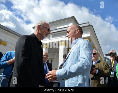 L'ex calciatore tedesco Franz Beckenbauer a Bad Ischl durante la riunione "Sports Media Austria" di lunedì 12 maggio 2014. Nella foto: Franz Beckenbauer e il ministro federale dello sport Gerald Klug. Foto Barbara Gindl. - 20140512 PD0436 - Rechteinfo: Diritti gestiti (RM) Foto Stock