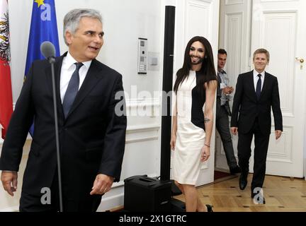 La cantante austriaca e vincitrice dell'Eurovision Song Contest 2014 Conchita Wurst alla Cancelleria Federale di Vienna il 18 maggio 2014. - 20140518 PD3019 - Rechteinfo: Diritti gestiti (RM) Foto Stock