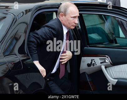 Il presidente russo Vladimir Putin scende dall'auto alla Hofburg di Vienna, Austria, 24 giugno 2014. Il Presidente Putin è in visita di Stato di un giorno in Austria. - 20140624 PD2855 - Rechteinfo: Diritti gestiti (RM) Foto Stock
