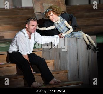 L'attore austriaco Cornelius Obonya nel ruolo di Jedermann si esibisce durante le prove di Jedermann (Everyman) di Hugo von Hofmannsthal in piazza Domplatz a Salisburgo, Austria, 16 luglio 2014. Lo spettacolo sarà presentato in anteprima il 19 luglio durante l'annuale Festival di Salisburgo che si svolge dal 18 luglio al 31 agosto. - 20140716 PD6454 - Rechteinfo: Diritti gestiti (RM) Foto Stock