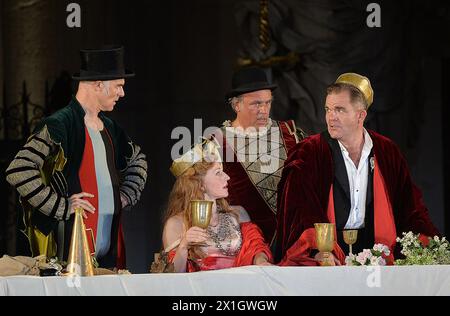 L'attore austriaco Cornelius Obonya nel ruolo di 'Jedermann' e l'attrice tedesca Brigitte Hobmeier nel ruolo di 'Buhlschaft' si esibiscono durante le prove di 'Jedermann' (Everyman) di Hugo von Hofmannsthal in piazza Domplatz a Salisburgo, Austria, 16 luglio 2014. Lo spettacolo sarà presentato in anteprima il 19 luglio durante l'annuale Festival di Salisburgo che si svolge dal 18 luglio al 31 agosto. - 20140716 PD6262 - Rechteinfo: Diritti gestiti (RM) Foto Stock