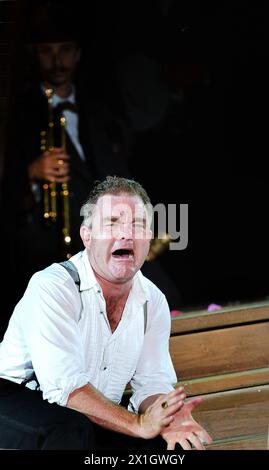 L'attore austriaco Cornelius Obonya nel ruolo di Jedermann si esibisce durante le prove di Jedermann (Everyman) di Hugo von Hofmannsthal in piazza Domplatz a Salisburgo, Austria, 16 luglio 2014. Lo spettacolo sarà presentato in anteprima il 19 luglio durante l'annuale Festival di Salisburgo che si svolge dal 18 luglio al 31 agosto. - 20140716 PD6453 - Rechteinfo: Diritti gestiti (RM) Foto Stock