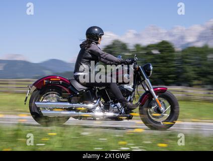 La sciatrice austriaca Anna Fenninger cavalca la sua Harley Davidson durante una sessione fotografica a Rohrmoos, Stiria, Austria, il 19 luglio 2014. - 20140719 PD0712 - Rechteinfo: Diritti gestiti (RM) Foto Stock