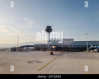 Afines, Grecia - 20 agosto 2023: Pista vuota di fronte all'edificio dell'aeroporto Foto Stock