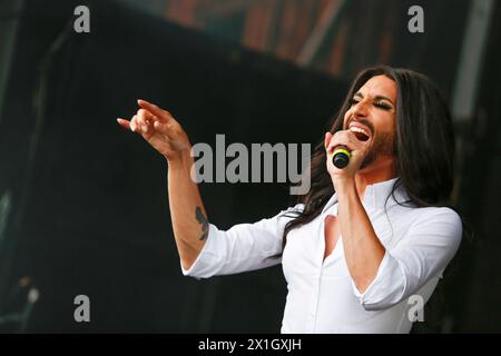 La cantante austriaca Conchita Wurst si esibisce durante il suo benvenuto e tributo come vincitrice dell'Eurovision Song Contest 2014 a Bad Mitterndorf, Austria, il 7 settembre 2014. Bad Mitterndorf è la città natale di Wurst, che ha vinto il 59° Eurovision Song Contest a Copenaghen, Danimarca, il 10 maggio, con la canzone Rise Like a Phoenix. - 20140907 PD1251 - Rechteinfo: Diritti gestiti (RM) Foto Stock