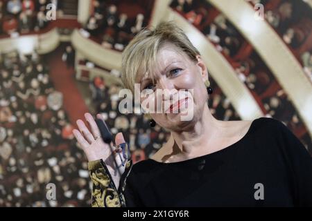 Nuovo direttore del Burgtheater Vienna, Karin Bergmann posa per le fotografie durante una conferenza stampa a Vienna, Austria, il 14 ottobre 2014. Il regista ad interim Karin Bergmann rimarrà in prima linea al Burgtheater di Vienna almeno fino al 30 agosto 2016. - 20141014 PD0423 - Rechteinfo: Diritti gestiti (RM) Foto Stock