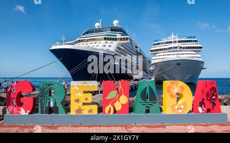 St Georges, Grenada - 26 novembre 2023: Cartello di benvenuto di Grenada di fronte alla nave Oceania Cruises e alla nave Celebrity Cruises nel porto di Grenada. Foto Stock