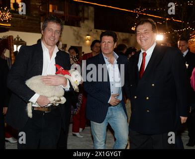 L'attore Hugh Grant, l'attore Francis Fulton-Smith e il capo della tenuta Aiderbichl Michael Aufhauser assistono all'apertura del mercatino di Natale nella tenuta Aiderbichl di Henndorf, Austria, 11 novembre 2014. - 20141111 PD6286 - Rechteinfo: Rights Managed (RM) Foto Stock