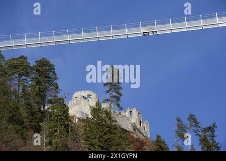 Il ponte sospeso lungo 405 metri 'Highline179' collega le rovine del castello di Ehrenberg con i resti della fortezza romana 'Claudia' vicino a Reutte in Tirolo, Austria, 20 novembre 2014. Per un supplemento di 8 euro chiunque abbia il coraggio di attraversare la valle a un'altezza di 112,7 metri dal suolo. FOTO: APA/HARALD SCHNEIDER - 20141120 PD15113 - Rechteinfo: Rights Managed (RM) Foto Stock