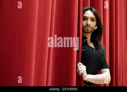 Conchita Wurst, vincitrice austriaca dell'Eurovision Songcontest 2014, posa per i fotografi dopo un'intervista con l'Agenzia di stampa austriaca (APA) a Vienna, Austria, il 3 dicembre 2014. La finale dell'Eurovision Song Contest 2015 si terrà il 23 maggio 2015 a Vienna e i biglietti per partecipare all'evento saranno messi in vendita dal 15 dicembre 2014. FOTO: APA/HERBERT NEUBAUER - 20141203 PD10306 - Rechteinfo: Rights Managed (RM) Foto Stock