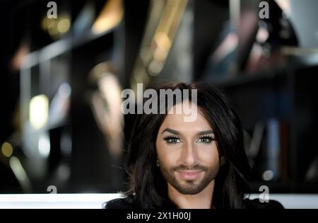 Conchita Wurst, vincitrice austriaca dell'Eurovision Songcontest 2014, durante un'intervista con l'Agenzia di stampa austriaca (APA) a Vienna, Austria, il 3 dicembre 2014. La finale dell'Eurovision Song Contest 2015 si terrà il 23 maggio 2015 a Vienna e i biglietti per partecipare all'evento saranno messi in vendita dal 15 dicembre 2014. FOTO: APA/HERBERT NEUBAUER - 20141203 PD10299 - Rechteinfo: Rights Managed (RM) Foto Stock