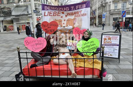 Attivisti dell'associazione austriaca contro le fabbriche di animali durante la loro campagna "Love-in and Bed-in - Love Warms Better Than fur!" A Vienna, Austria, il 4 febbraio 2015. FOTO: APA/HERBERT NEUBAUER - 20150204 PD1273 - Rechteinfo: Rights Managed (RM) Foto Stock