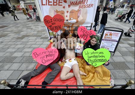 Attivisti dell'associazione austriaca contro le fabbriche di animali durante la loro campagna "Love-in and Bed-in - Love Warms Better Than fur!" A Vienna, Austria, il 4 febbraio 2015. FOTO: APA/HERBERT NEUBAUER - 20150204 PD1305 - Rechteinfo: Rights Managed (RM) Foto Stock