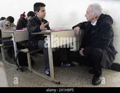 L'immagine mostra i rifugiati nella scuola Hekma in un campo profughi a Erbil, Iraq, 20 febbraio 2015. La Caritas austriaca ha visitato un progetto nel nord dell'Iraq come parte del loro programma "Children in Need". Nella foto: Allievo Omar con il presidente della Caritas austriaca Michael Landau. FOTO: APA/ROBERT JAEGER - 20150219 PD10974 - Rechteinfo: Rights Managed (RM) Foto Stock