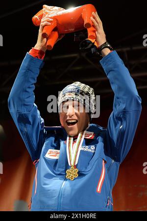 Il medaglia d'oro Bernhard Gruber d'Austria posa durante la cerimonia della medaglia dopo la gara individuale di 10km durante il Nordic Combined Gundersen LH HS134/10,0 (K) ai Campionati del mondo di sci nordico FIS 2015 a Falun, Svezia, 26 febbraio 2015. - 20150226 PD5452 - Rechteinfo: Diritti gestiti (RM) Foto Stock