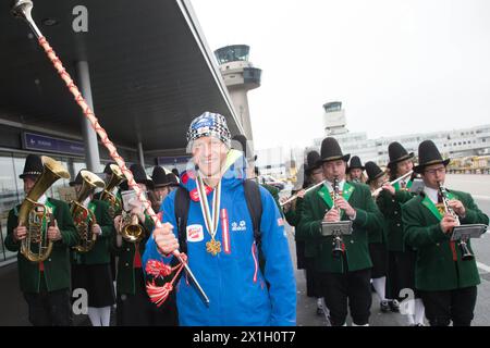 Bernhard Gruber (atleta combinata nordica) arriva all'aeroporto di Salisburgo, in Austria, il 1° marzo 2015. - 20150301 PD1160 - Rechteinfo: Diritti gestiti (RM) Foto Stock