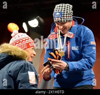 Medaglia d'oro Bernhard Gruber dell'Austria e presidente dell'OeSV Peter Schroecksnadel durante la cerimonia della medaglia dopo la gara individuale di 10km durante il Nordic Combined Gundersen LH HS134/10,0 (K) ai Campionati del mondo di sci nordico 2015 a Falun, Svezia, 26 febbraio 2015. - 20150226 PD5551 - Rechteinfo: Diritti gestiti (RM) Foto Stock