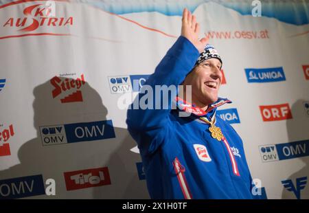 Medaglia d'oro Bernhard Gruber dell'Austria durante la festa di medaglia alla Ski Austria House di Falun dopo la gara individuale di 10km durante la combinata nordica Gundersen LH HS134/10,0 (K) ai Campionati del mondo di sci nordico 2015 a Falun, Svezia, 26 febbraio 2015. - 20150226 PD5686 - Rechteinfo: Diritti gestiti (RM) Foto Stock